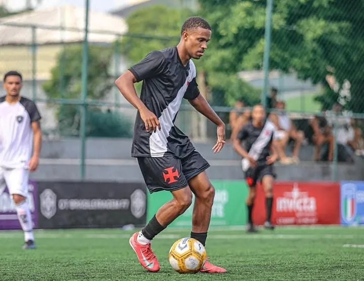 Jogadores em ação na segunda rodada da Taça Rio de Futebol 7